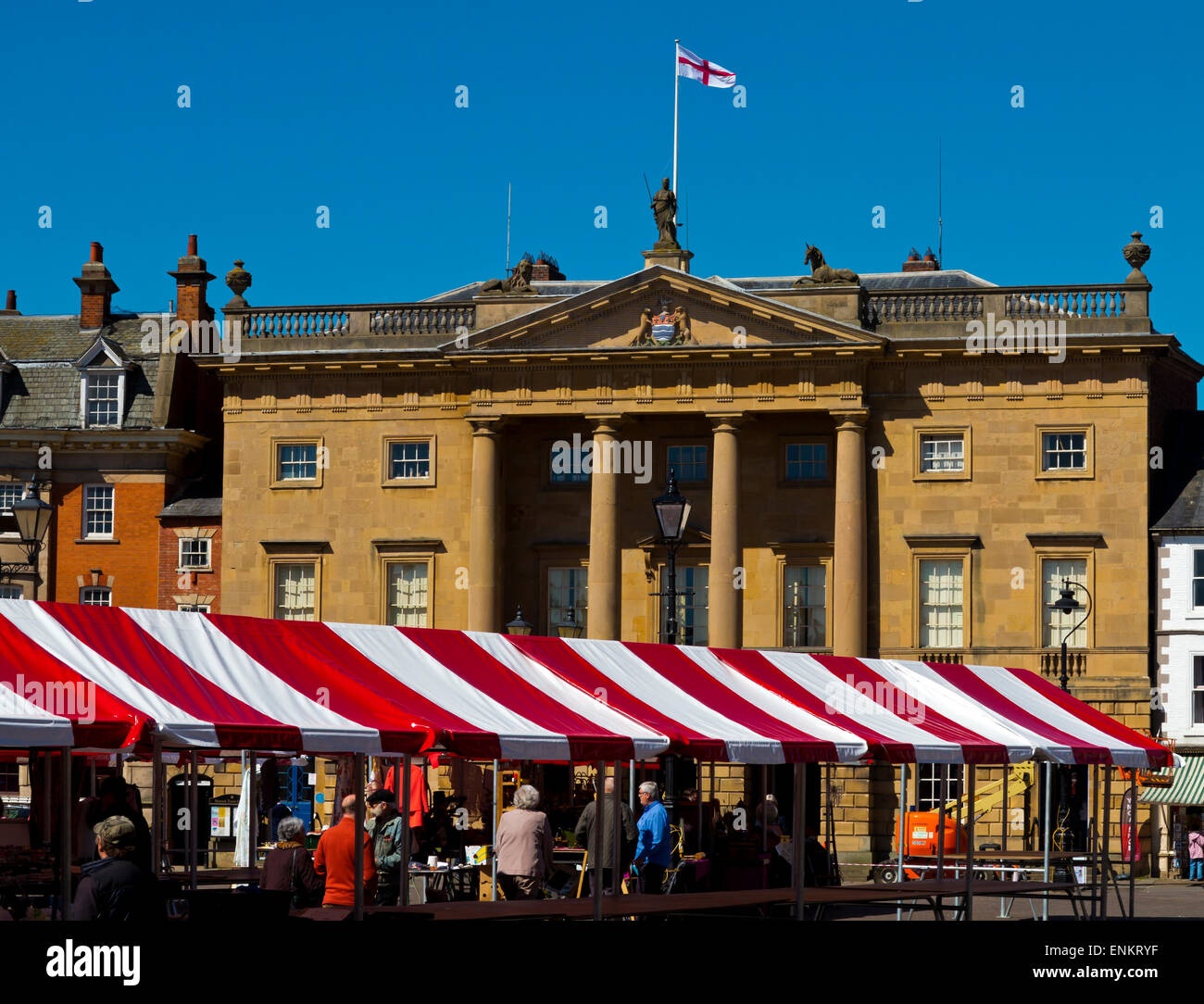 Marktplatz und Rathaus in Newark on Trent eine traditionelle Marktstadt in Nottinghamshire East Midlands England UK Stockfoto