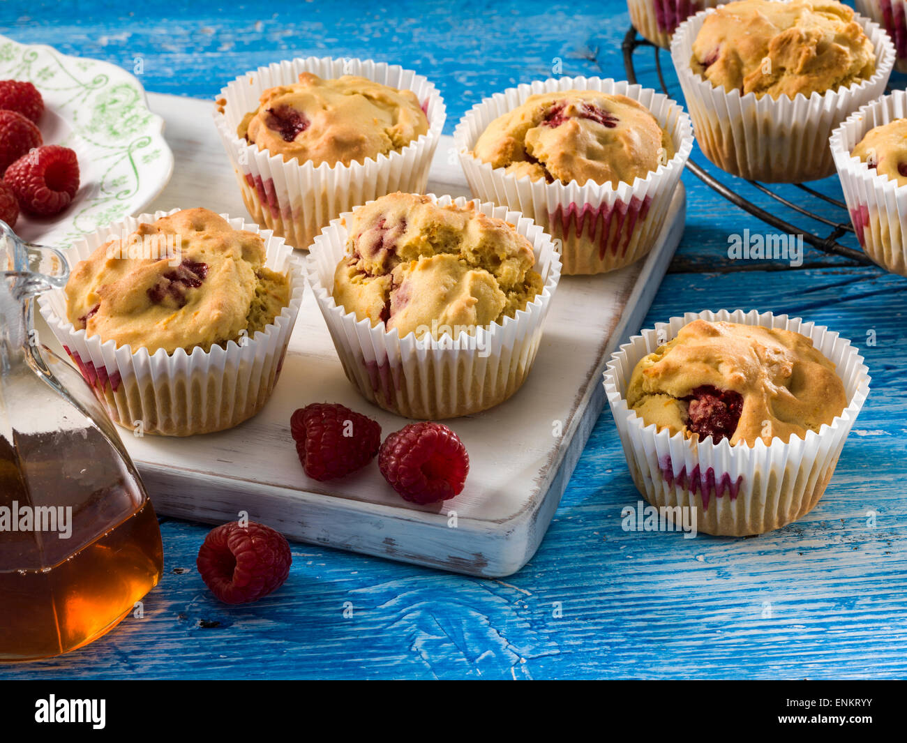 Beeren-Maisbrot-muffins Stockfoto