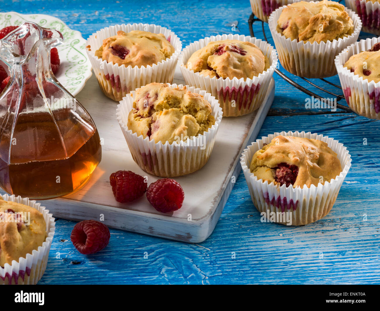 Beeren-Maisbrot-muffins Stockfoto