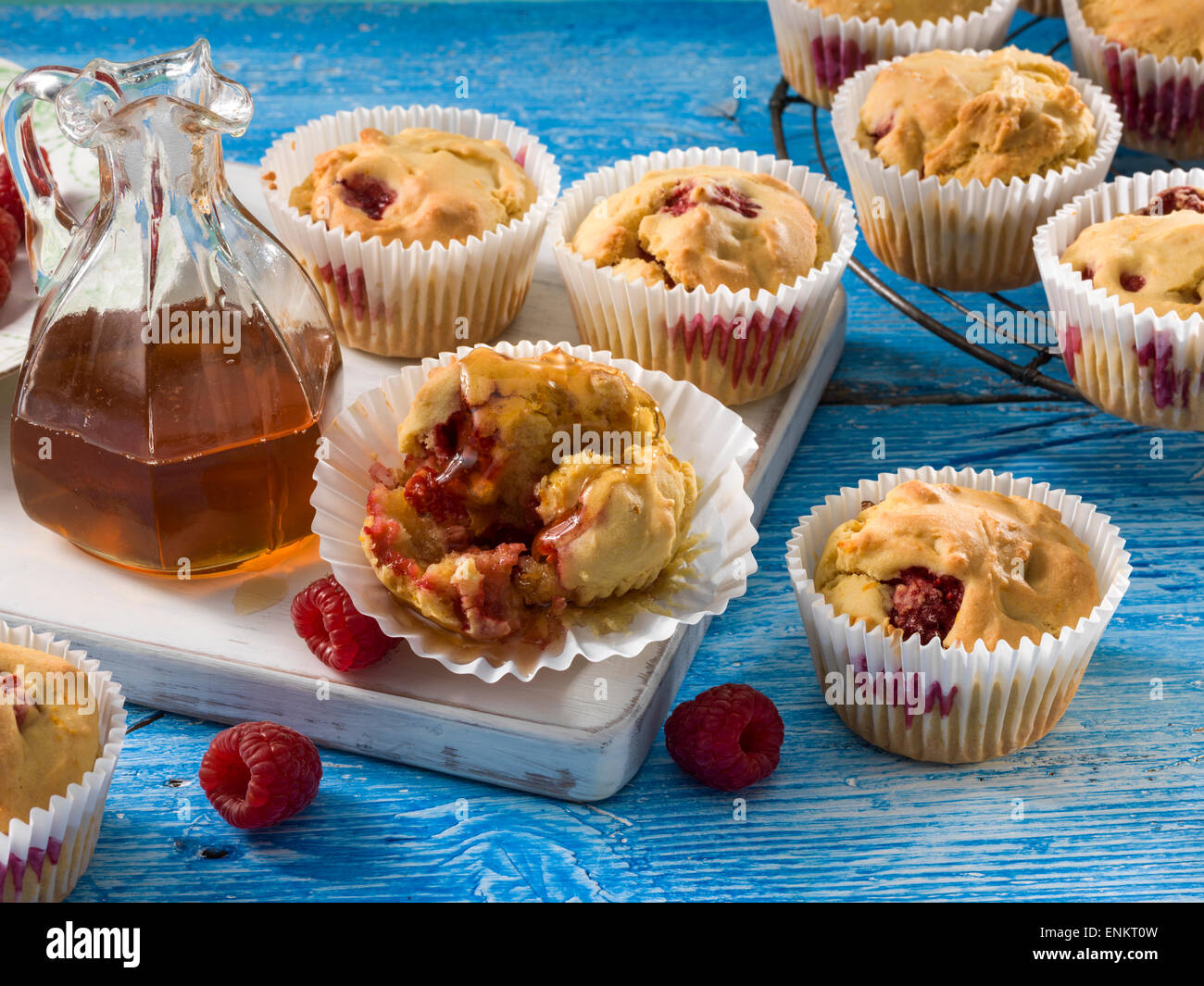 Beeren-Maisbrot-muffins Stockfoto
