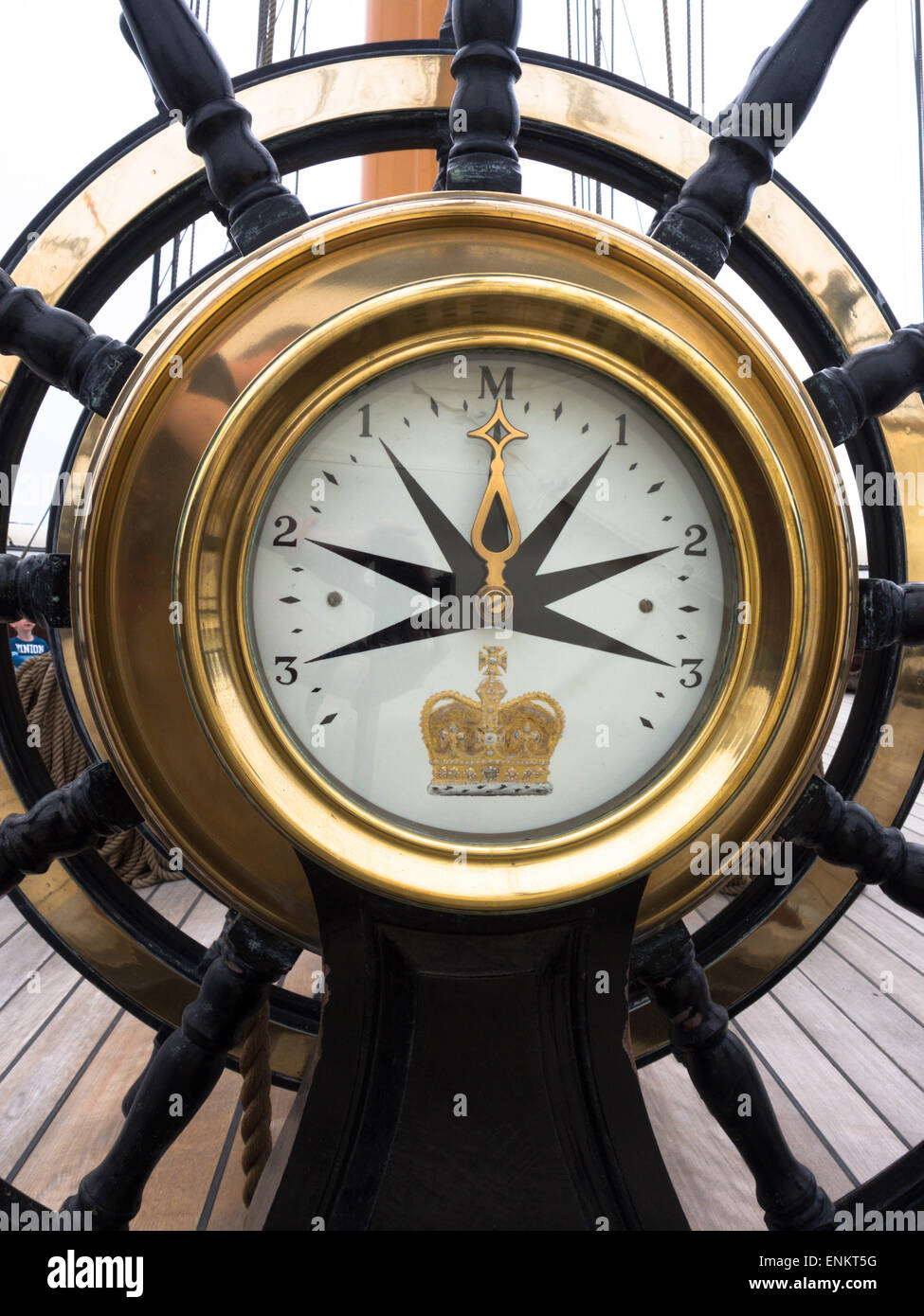 Die Ruder-Anzeige in der Mitte der Schiffe Rad an Bord HMS Warrior in Portsmouth Historic Dockyard, Hampshire, England Stockfoto