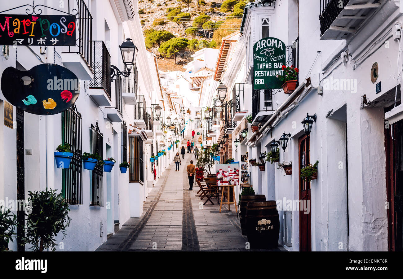 Touristen in der charmanten weiß getünchten schmale Straße In Mijas Stockfoto