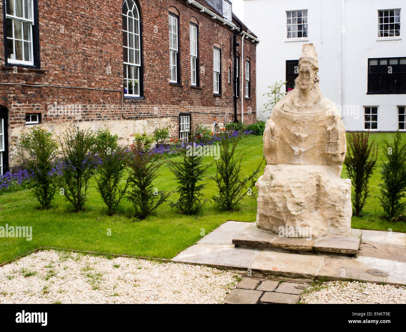 Die sitzende Figur Statue in einem Garten auf Minster Yard York