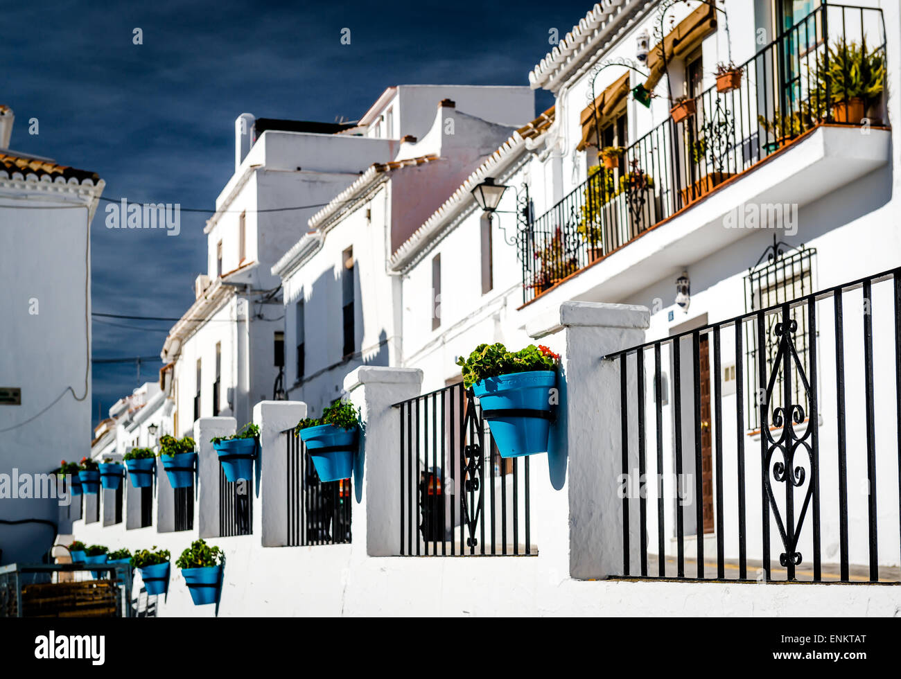 Typische spanische weißen Dorfhäuser mit Blumentöpfe Stockfoto