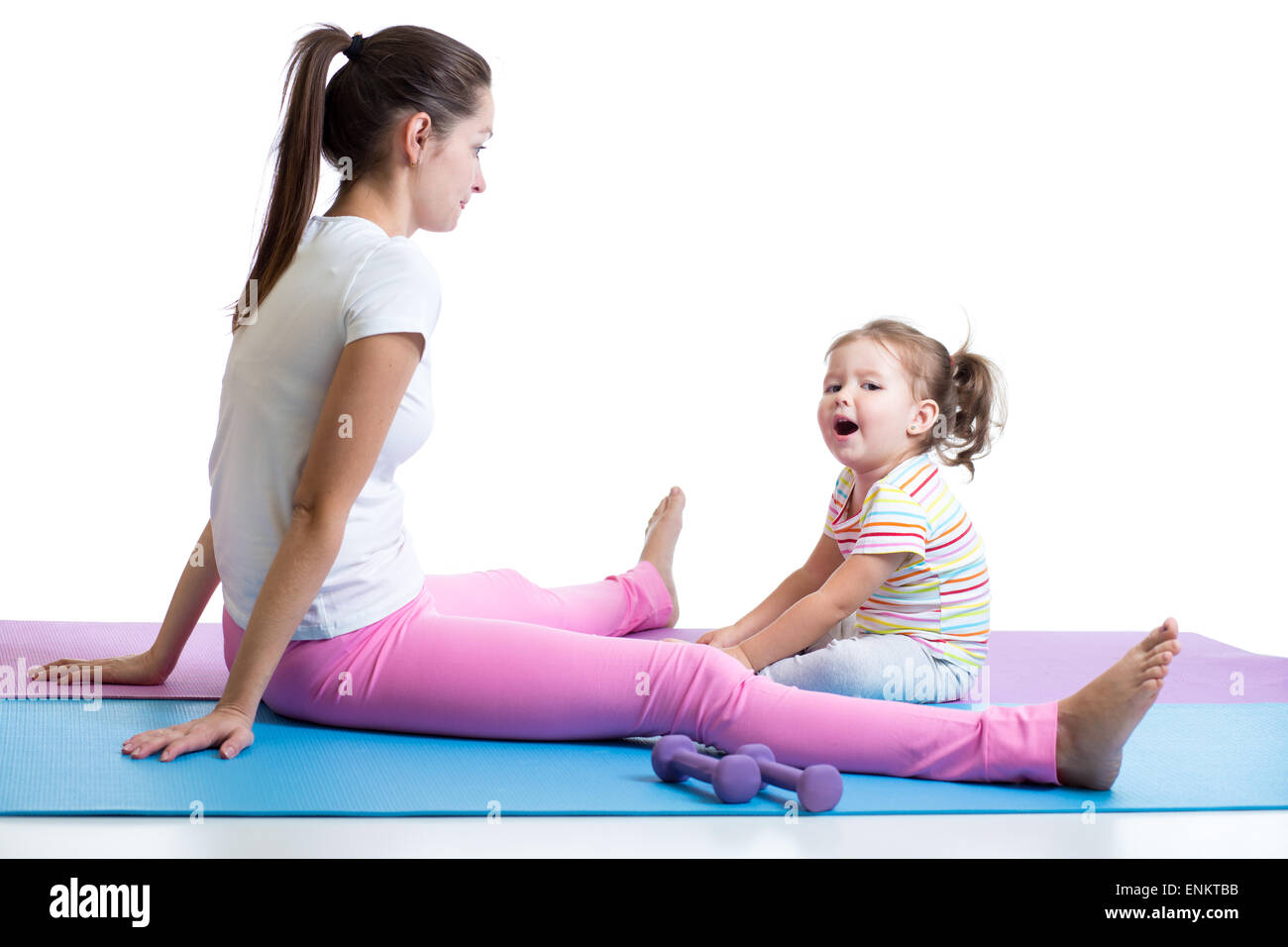 Mutter Praktiken Fitness mit ihrem Kind isoliert Stockfoto