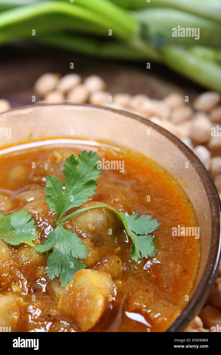 würzige Chana Masala, rohe Kichererbsen rund um die Schüssel indisches Gericht Stockfoto