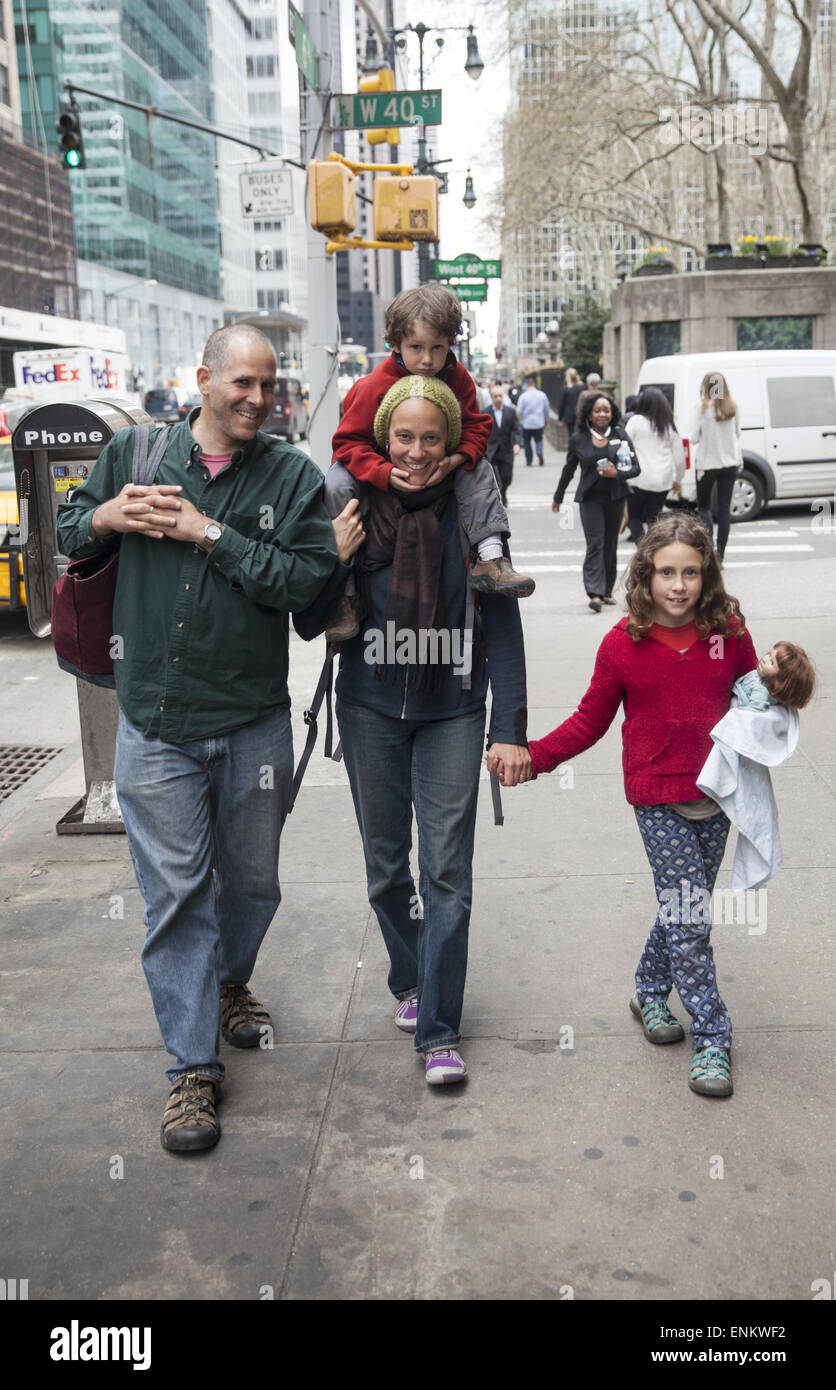 Familie hinunter 6th Avenue in Midtown Manhattan, NYC. Stockfoto