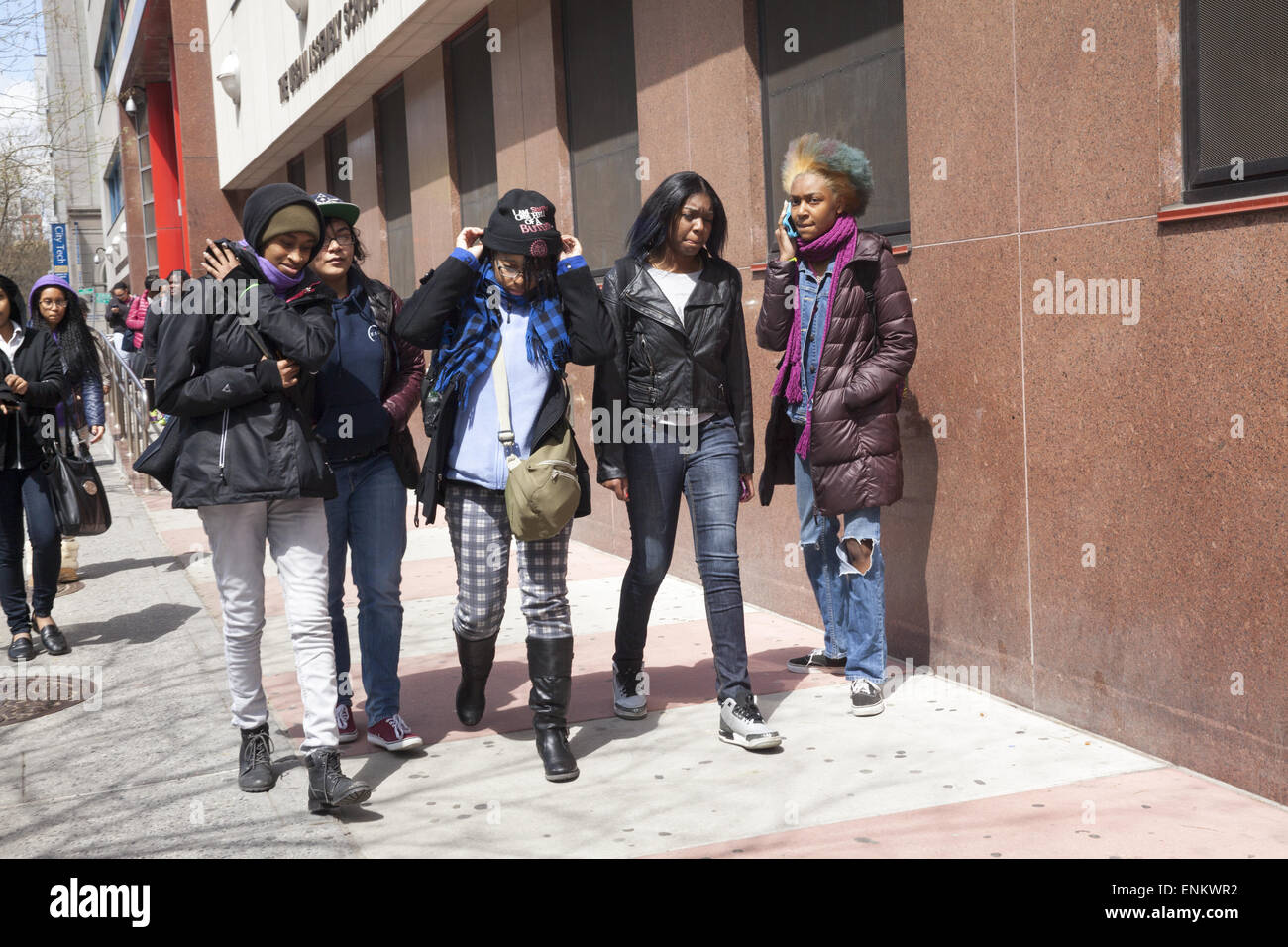 Mädchen im Teenageralter Heimweg nach der Schule in der Innenstadt von Brooklyn, NY. Stockfoto