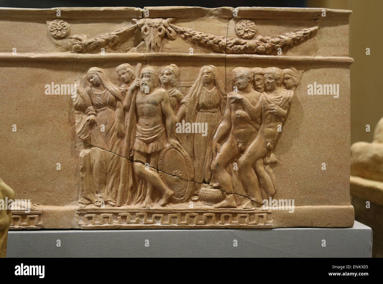 Urne der klassischen Inspiration mit Szenen aus dem Mythos der Iphigenie Miniatur Altar mit doppelten Echinus. 5. Jahrhundert vor Christus. Stockfoto