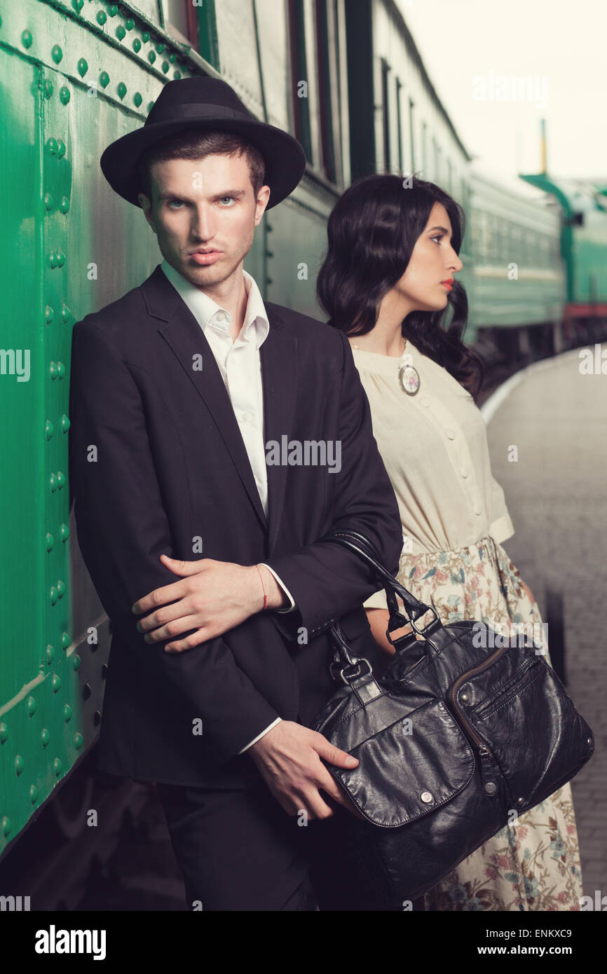 Retro-Mode Mann am Bahnhof von vintage Stockfoto