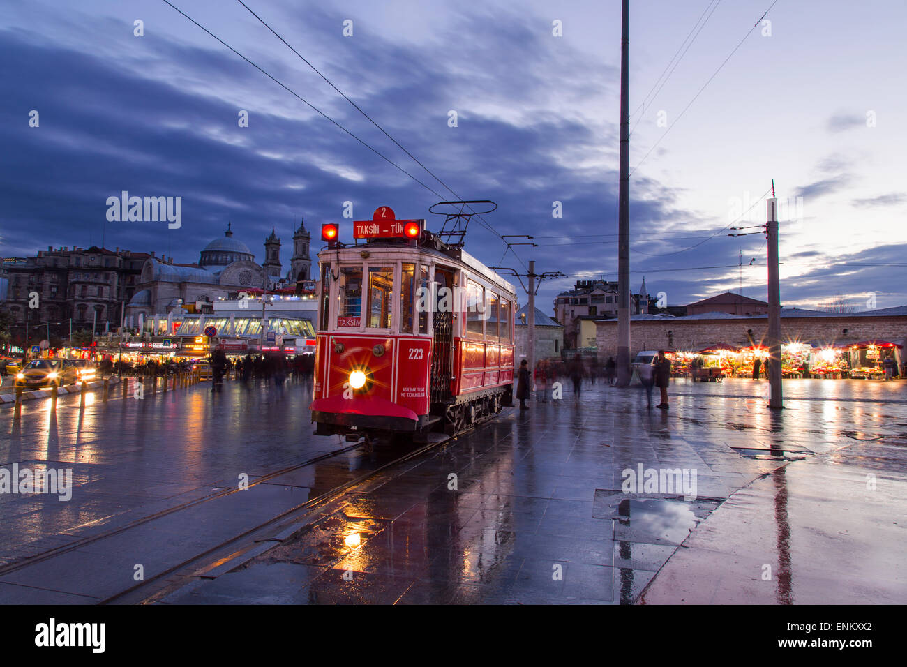 Historische Straßenbahn am Taksim Platz. Taksim-Tunel nostalgischen Straßenbahnen Stockfoto