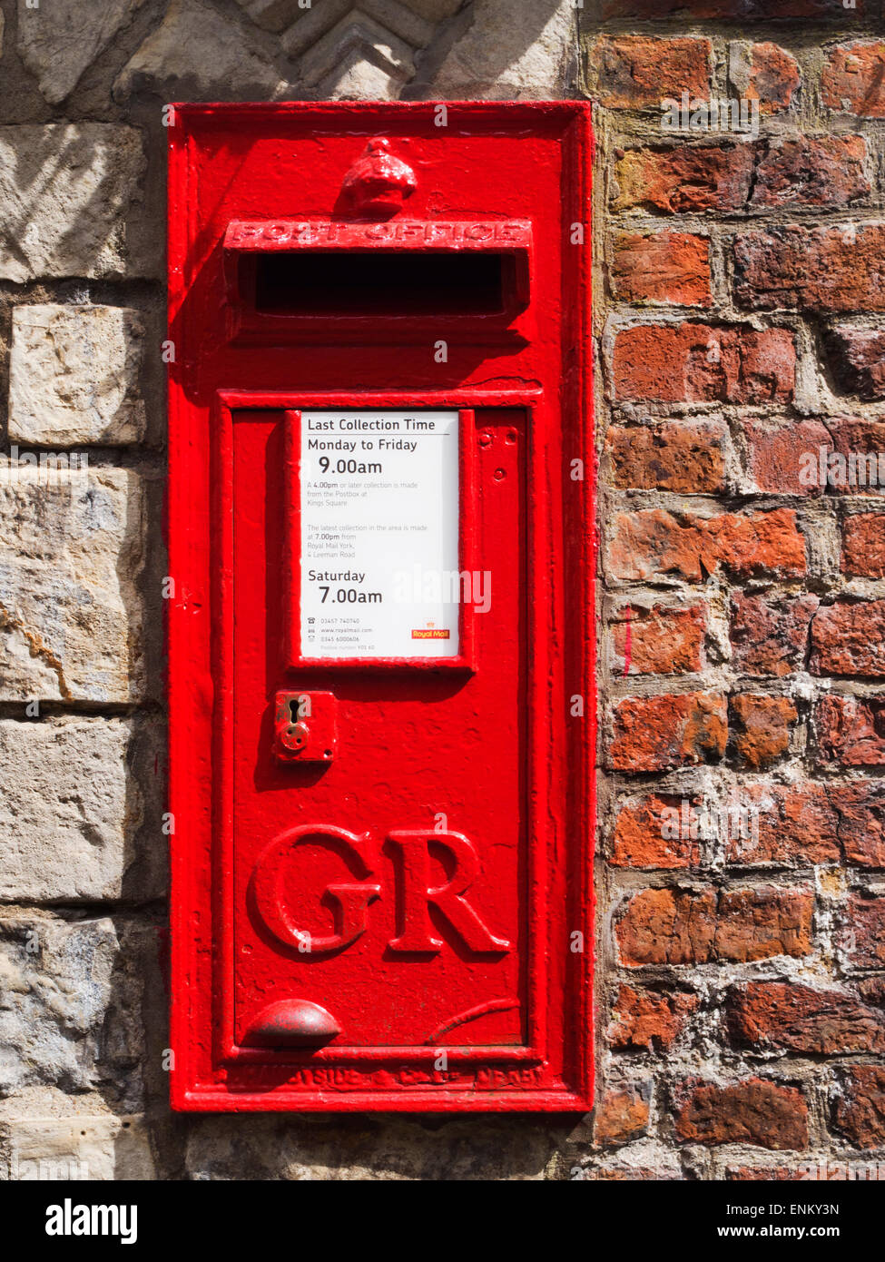 Rot GR Briefkasten in einer Wand auf Minster Yard York Yorkshire England Stockfoto