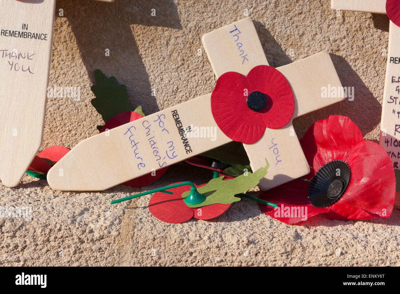 Eine Erinnerung Kreuz angezeigt auf dem Kenotaph in Bristol, England die Worte "Danke für die Zukunft meiner Kinder" darauf geschrieben. Stockfoto