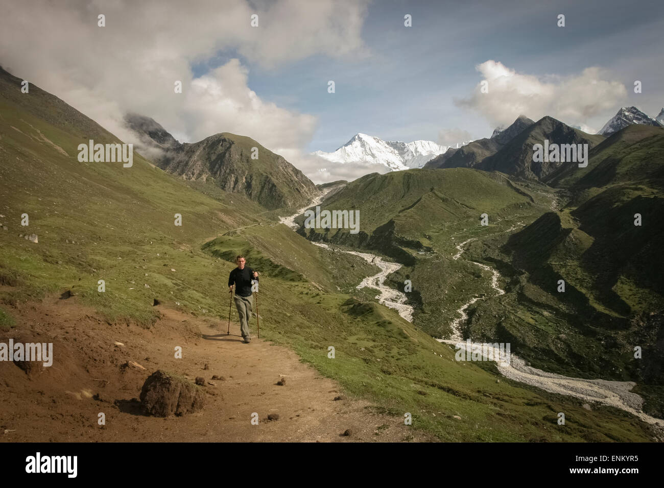 Der Weg bis zu Gosaikunda windet sich oberhalb der Baumgrenze in Nepal Langtang Region. Stockfoto