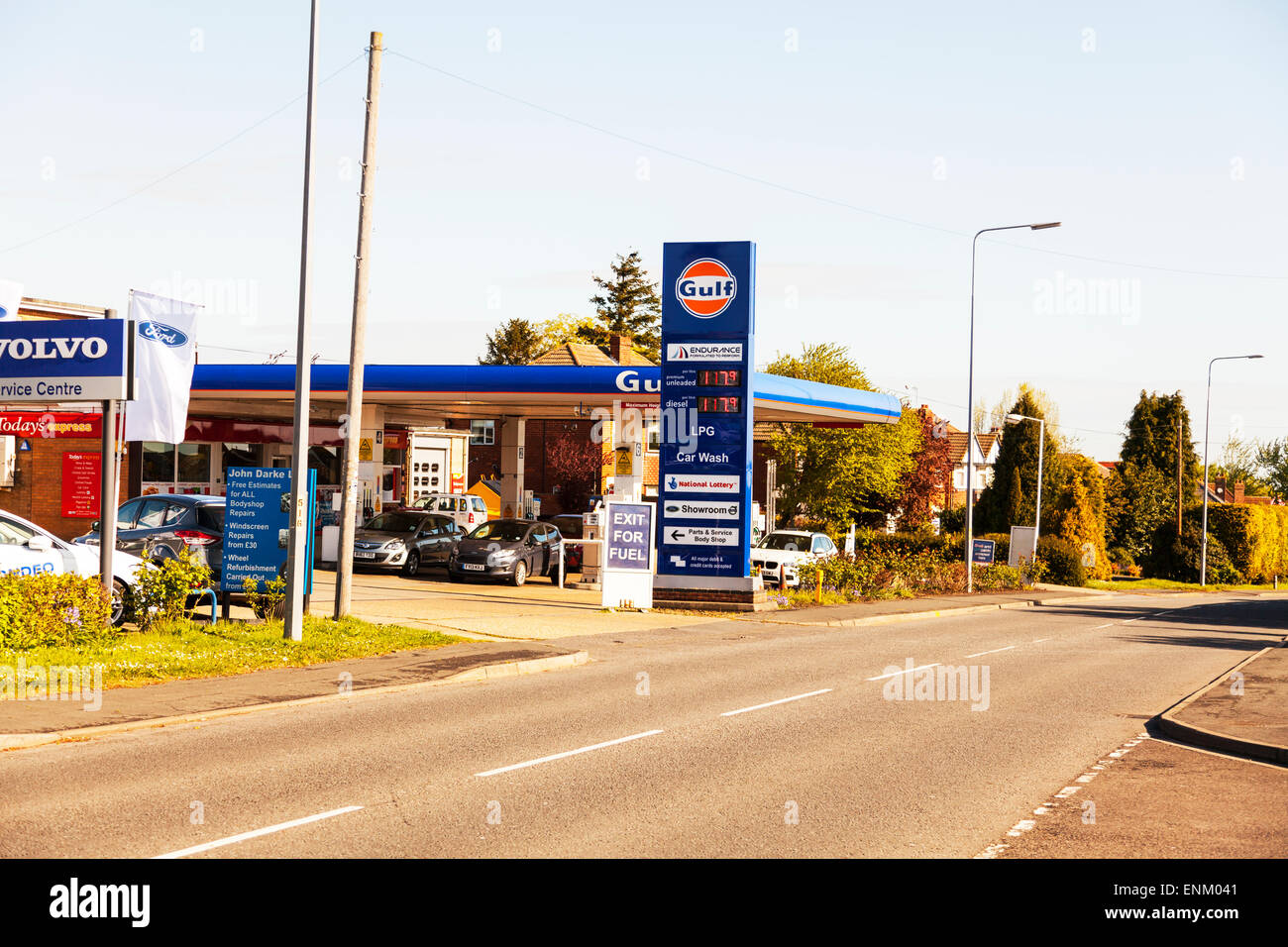 Gulf-Tankstelle bleifrei und Diesel gleicher Preis pro Liter Vorplatz am Straßenrand Garage shop Stockfoto