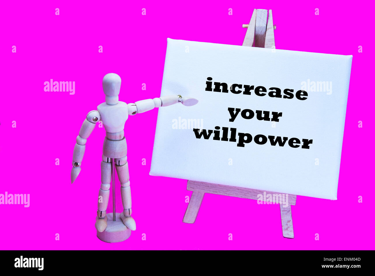 Hölzerne Mann mit Whiteboard auf Worte "erhöhen Ihre Willenskraft" menschliche Stärke Selbstkontrolle Geist zeigen Stockfoto