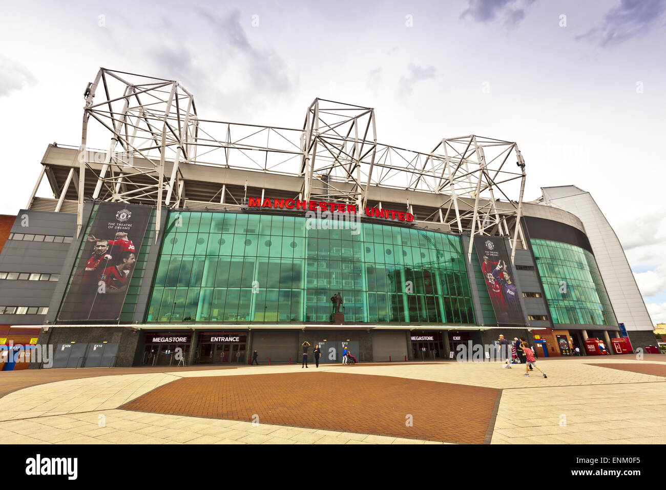 Das Stadion Old Trafford ist Heimat von Manchester United, eines der reichsten und am meisten verbreitete Fußball-der Welt Teams. Stockfoto
