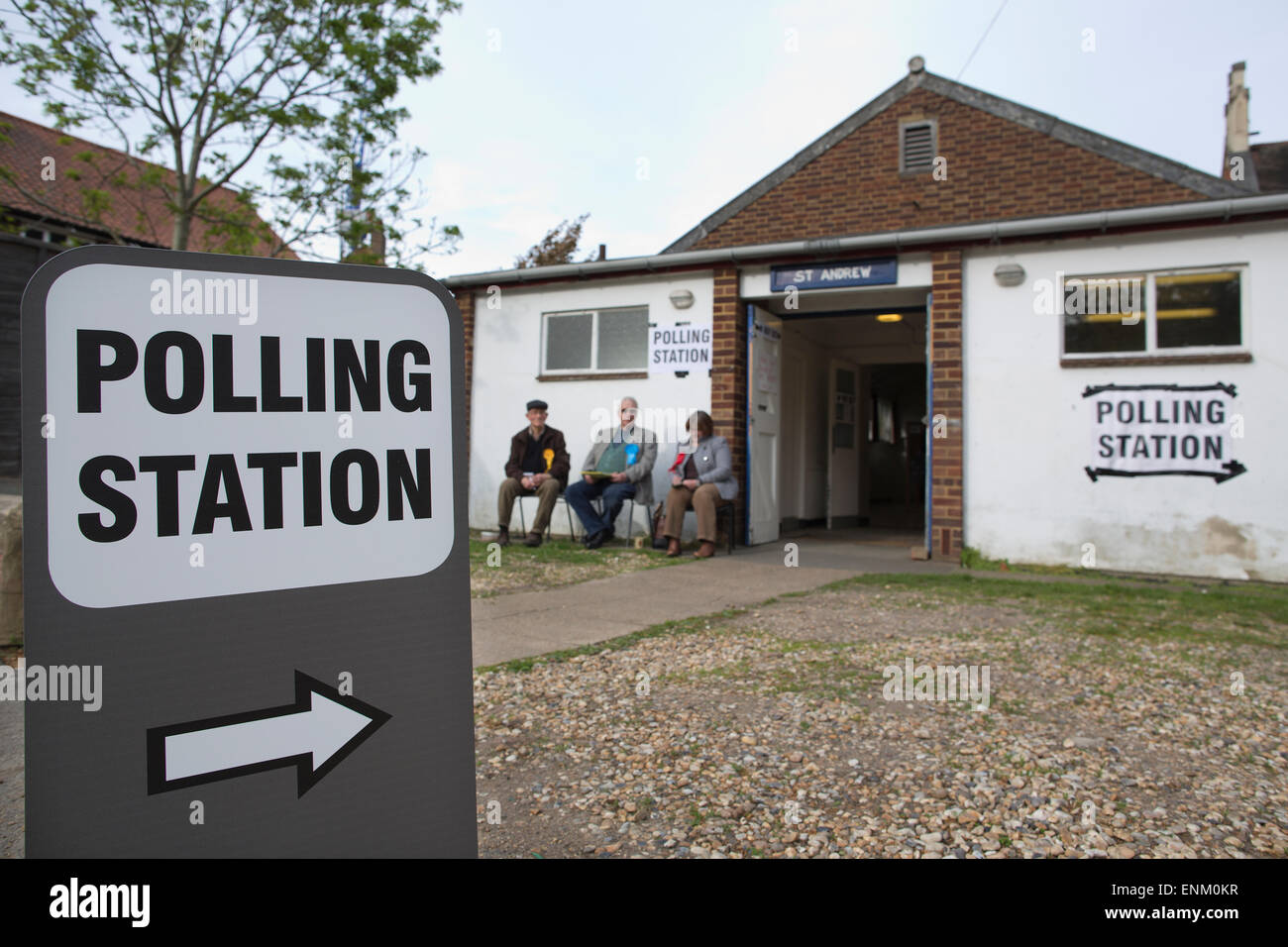 London, UK. 7. Mai 2015. Parlamentswahl: Polling Personal aus den drei wichtigsten politischen Parteien konservativen, Labour und Liberaldemokraten genießen Sie die Sonne vor einem Wahllokal in London Borough of Merton, Greater London, England, Vereinigtes Königreich Credit: Jeff Gilbert/Alamy Live News Stockfoto