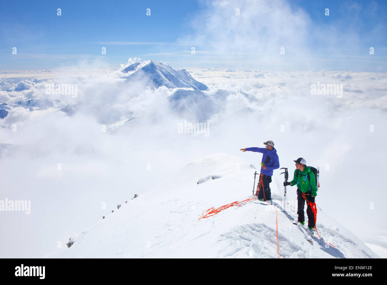 Zwei hohe Gebirgsjäger sind eine Pause auf der West-Rippe am Mount McKinley, Alaska statt. Mount Hunter im Hintergrund. Stockfoto