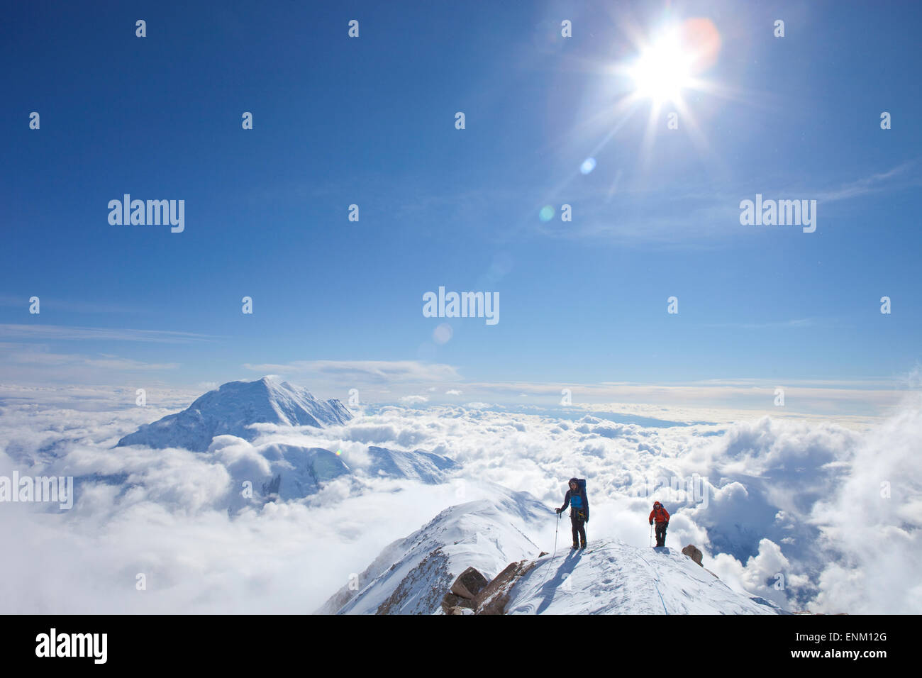 Zwei männliche Bergsteiger auf dem Grat zwischen 14k und 17 k Lager am Mount McKinley in Alaska. Stockfoto