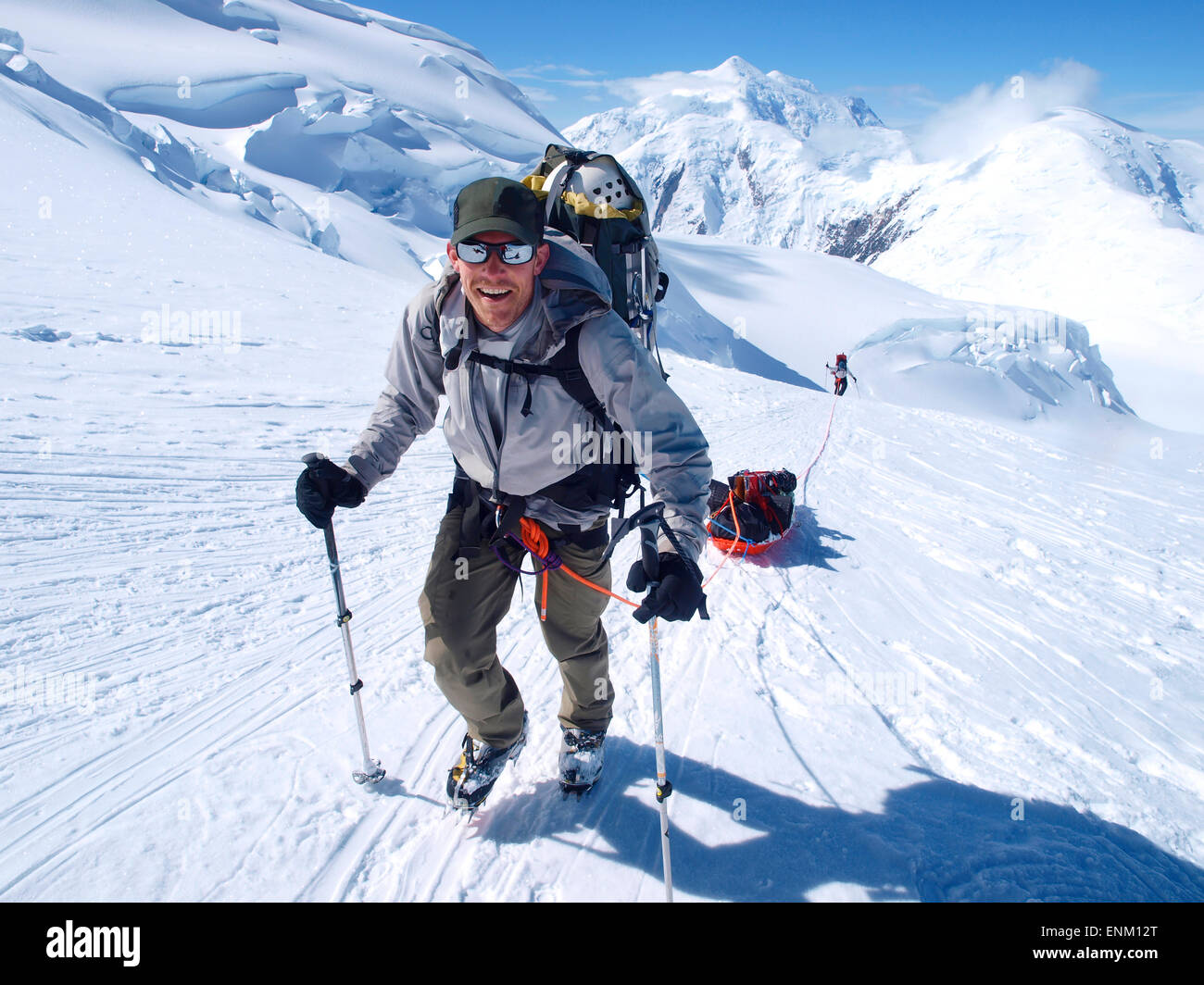 Berg-Ranger Brian Scheele auf diesem Weg zur Windy Corner am Mount McKinley, auch bekannt als Denali in Alaska. Er zieht einen Schlitten, der zusammen mit seinem schweren Rucksack all die Ausrüstung wie Zelte, Kleidung und Nahrung enthalten ist. Stockfoto