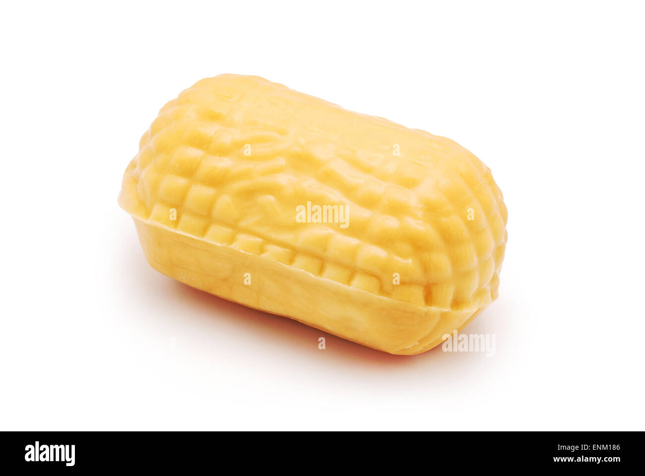 geräucherter Käse auf weißem Hintergrund Stockfoto