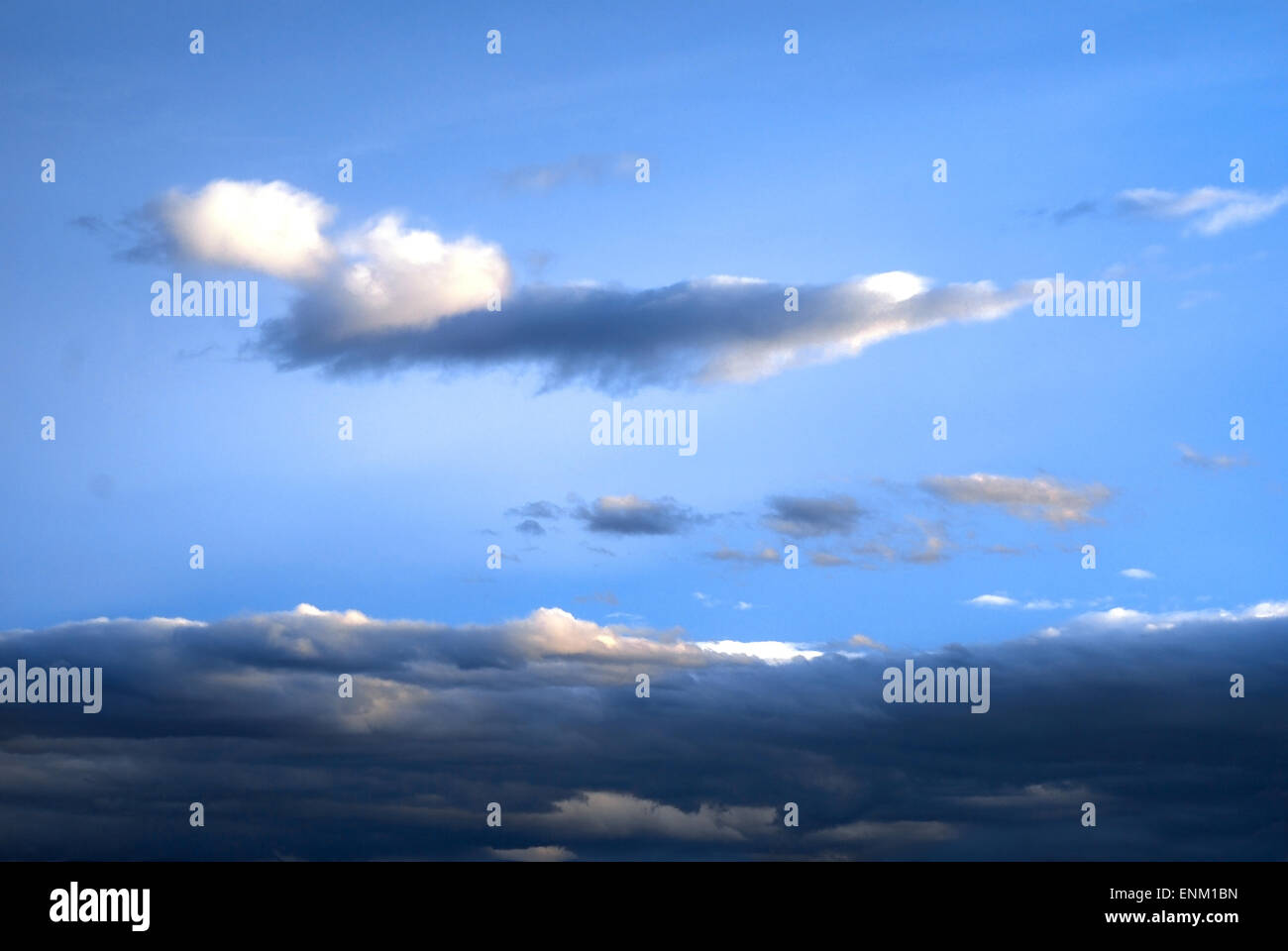Wolkenbildung am dunkelblauen Himmel Stockfoto