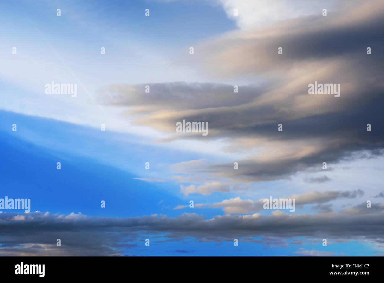 klarer Himmel und Wolken Stockfoto