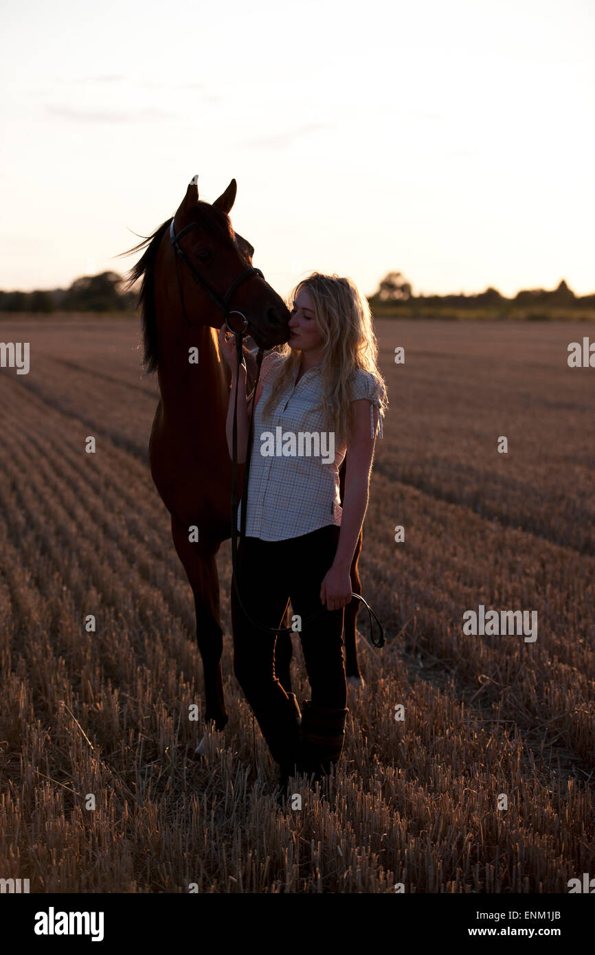 Eine junge Frau mit ein Arabisches Pferd Stockfoto