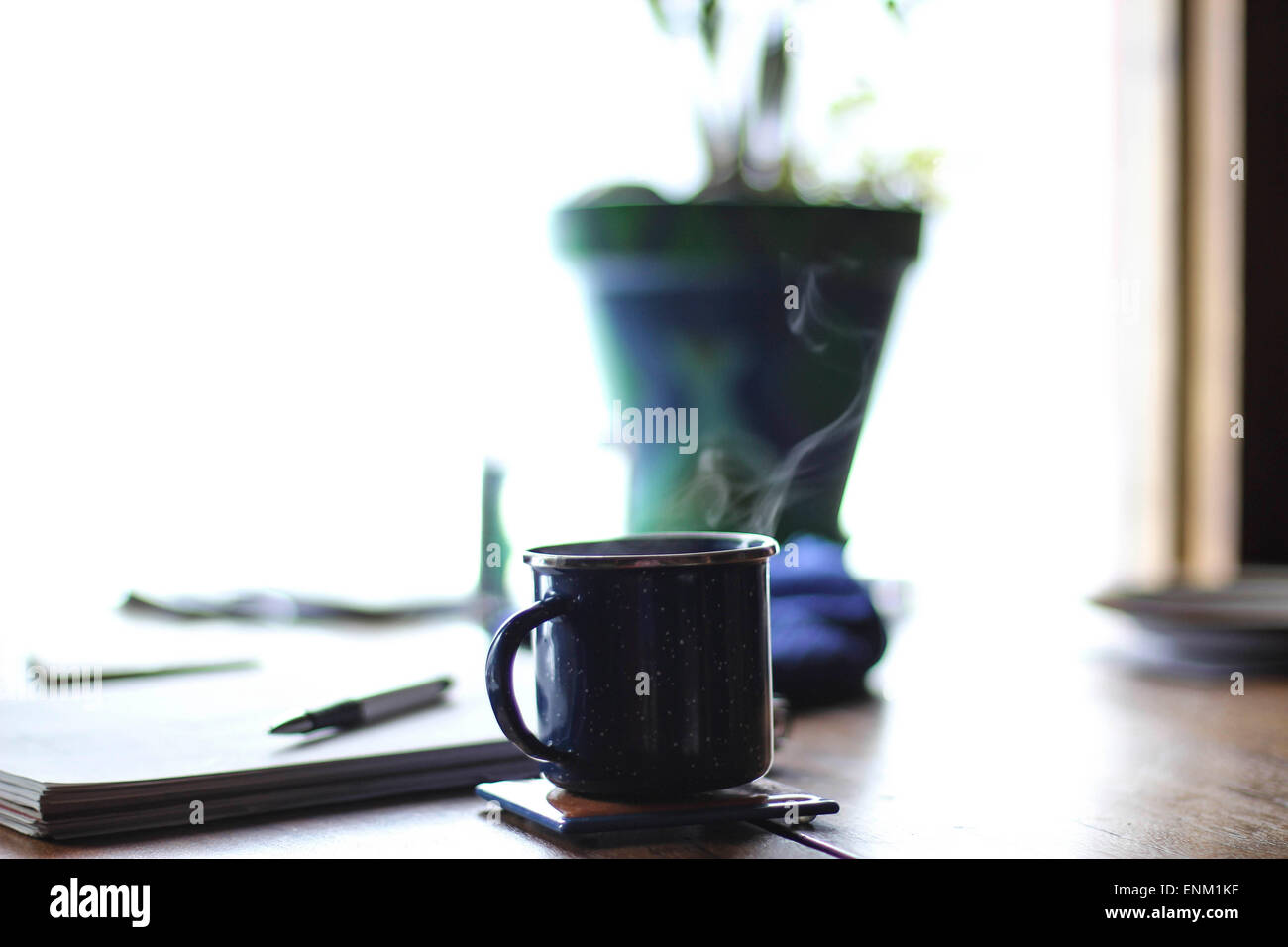 Eine Tasse heißen Tee sitzt am Schreibtisch des Schriftstellers Stockfoto