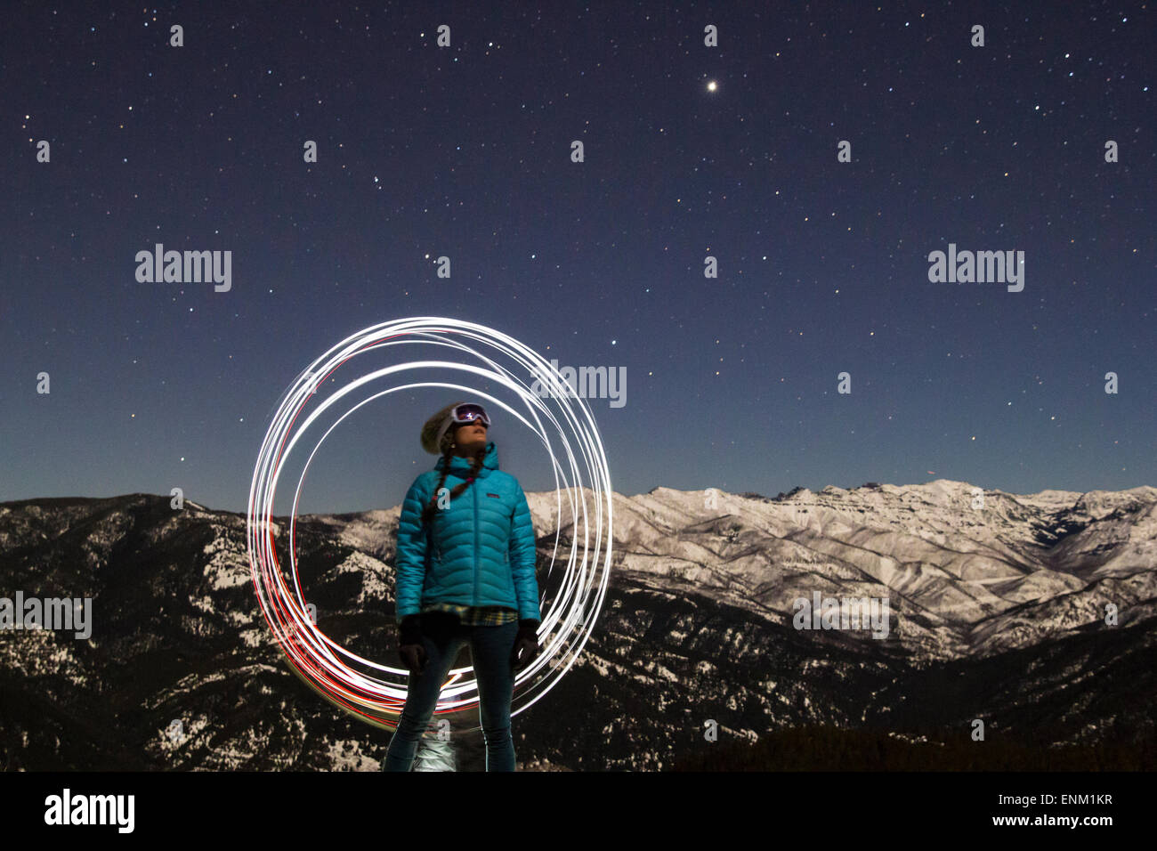 Frau Skifahrer stehen unter einem sternenklaren Nachthimmel in Montana. Stockfoto