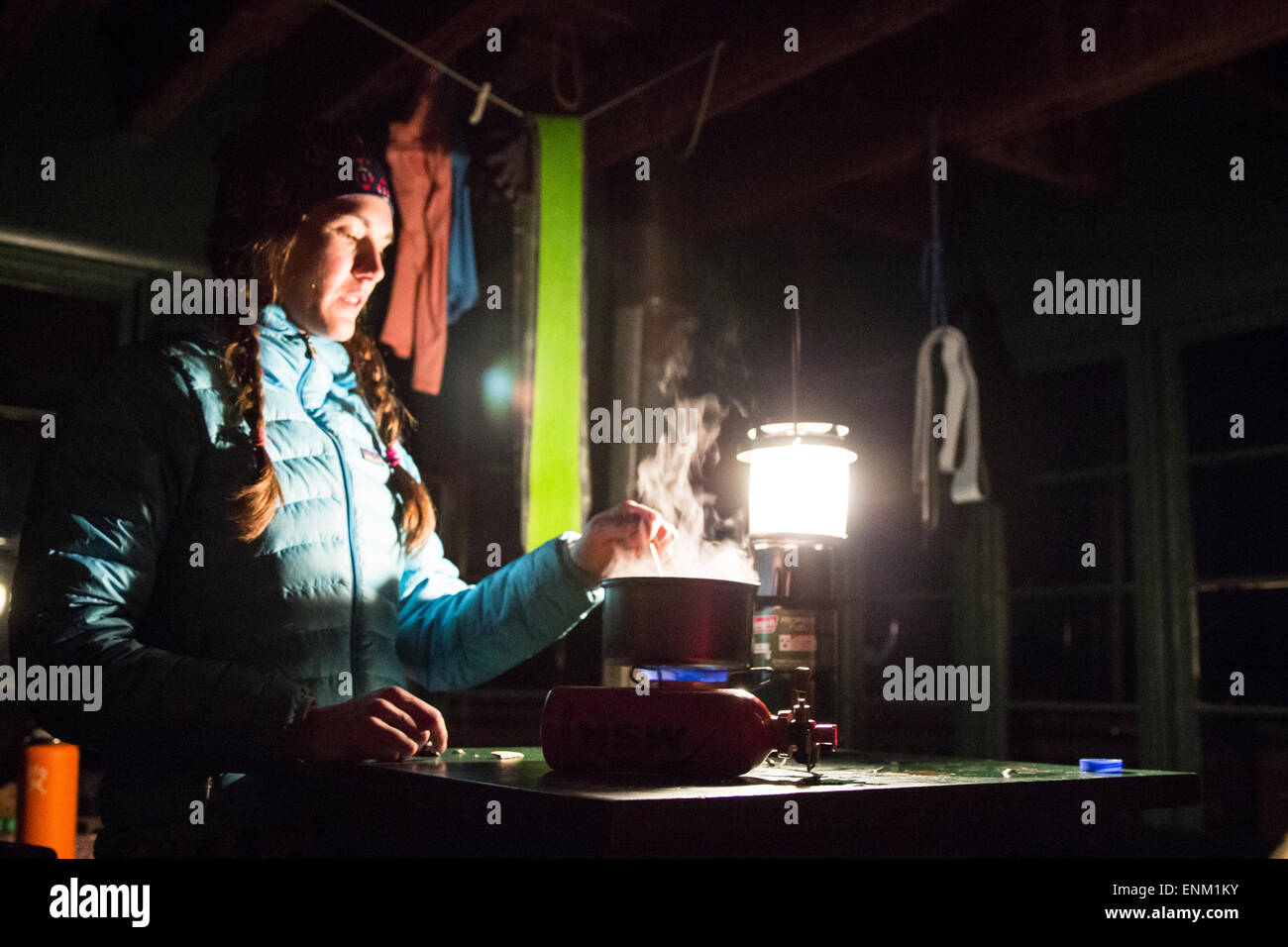 Frau kocht Abendessen in einer alten Feuer-Suche. Stockfoto