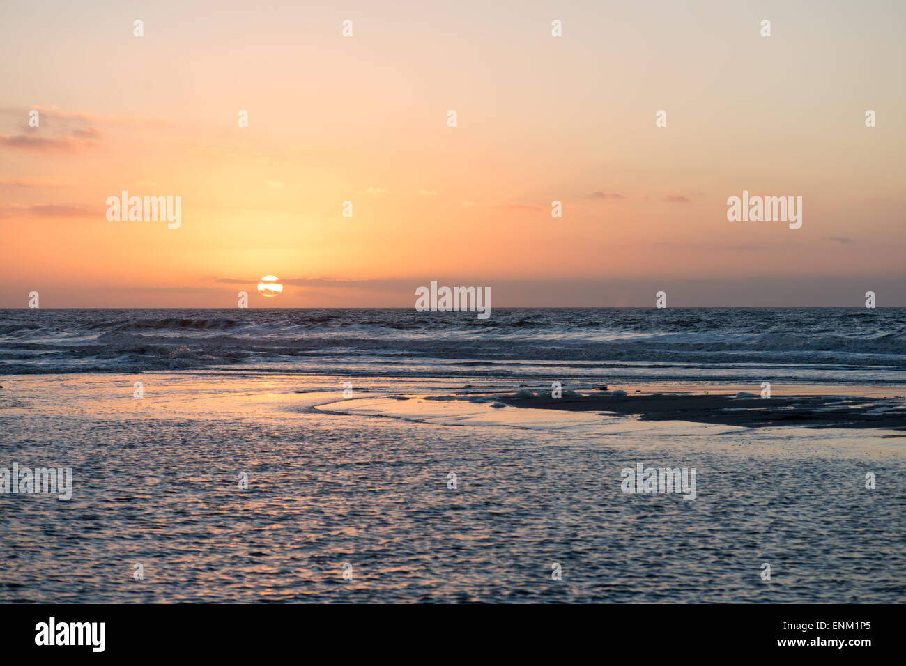 Sunset Beach und Ocean mit Sanddünen und Wolken Stockfoto