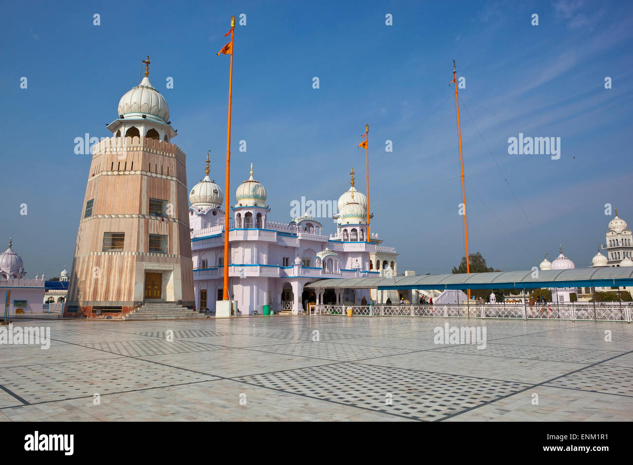 Bathinda Punjab Indien 8. Februar 2015. Damdama Sahib Gurdwara in Bathinda Stadt bei bewölktem Himmel blau Stockfoto