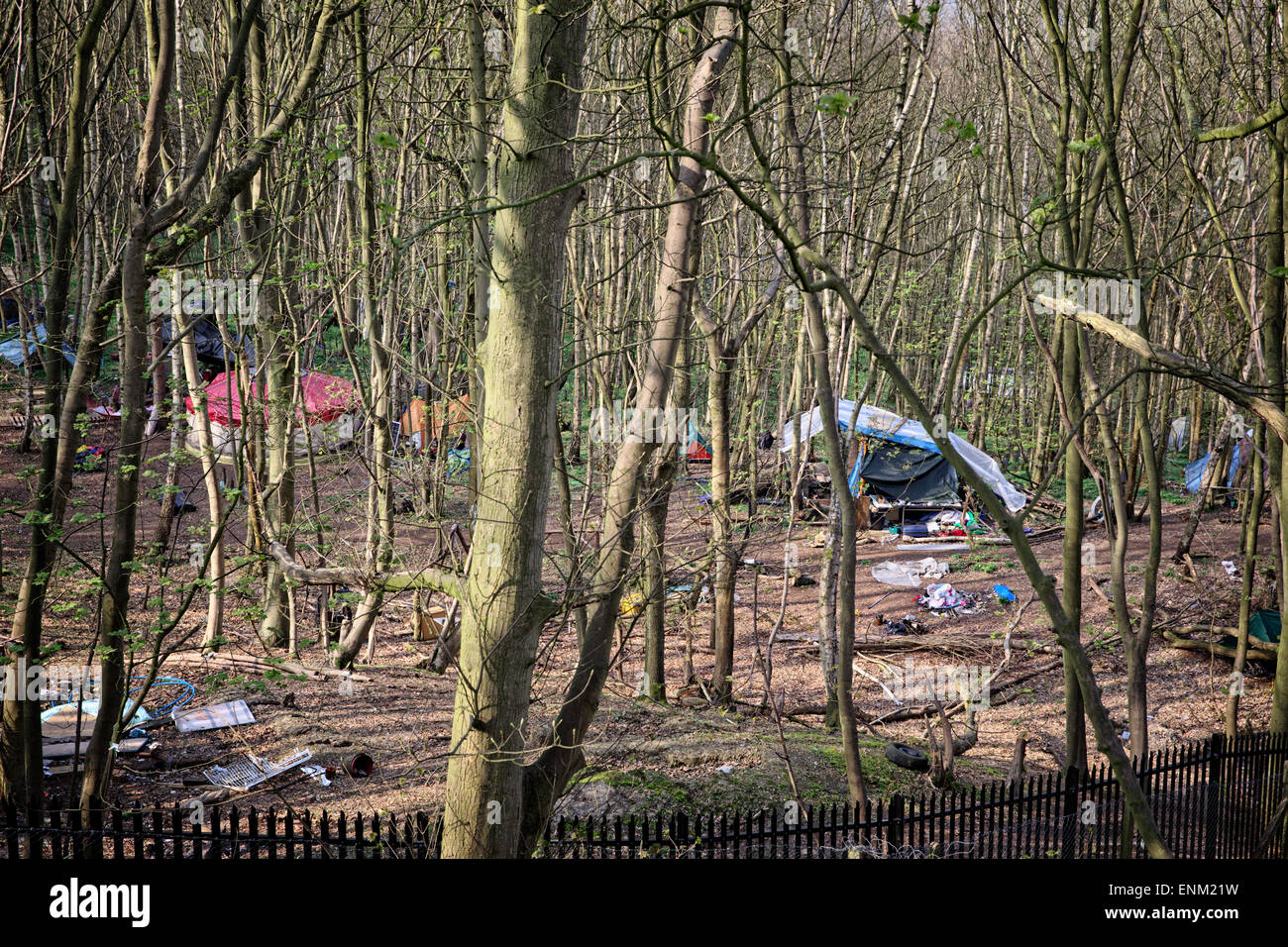 Zelten in den östlichen Teil der "Eco Village" in Runnymede Wäldern mit schwarzen Zaun errichtet von Gutsbesitzer. Stockfoto