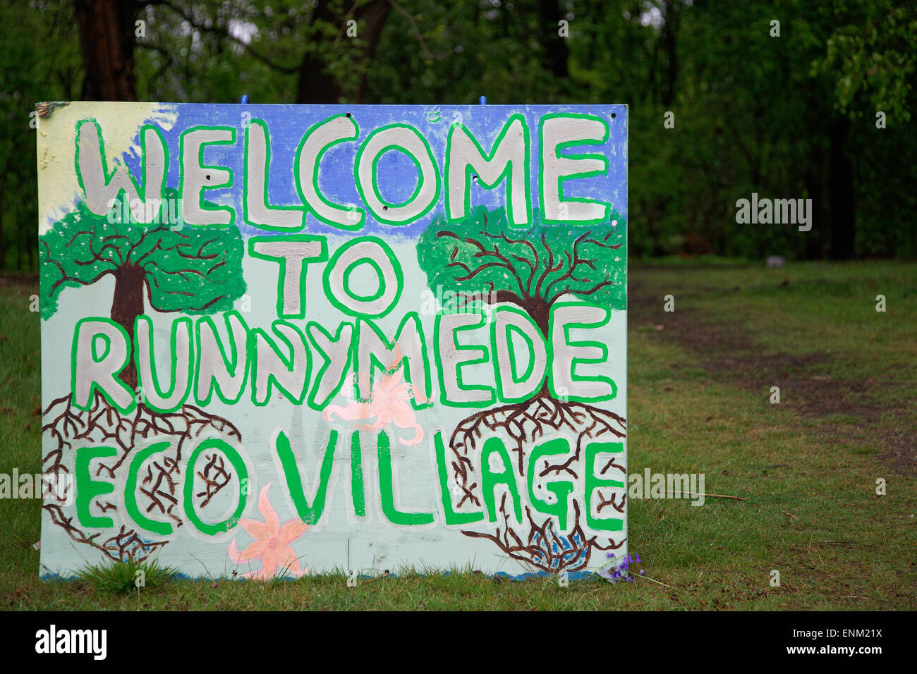 Zeichen für das "Öko-Dorf" in Runnymede Wald begrüßen zu dürfen. Eine Gemeinschaft von Menschen, die einen alternativen Lebensstil eingerichtet. Stockfoto