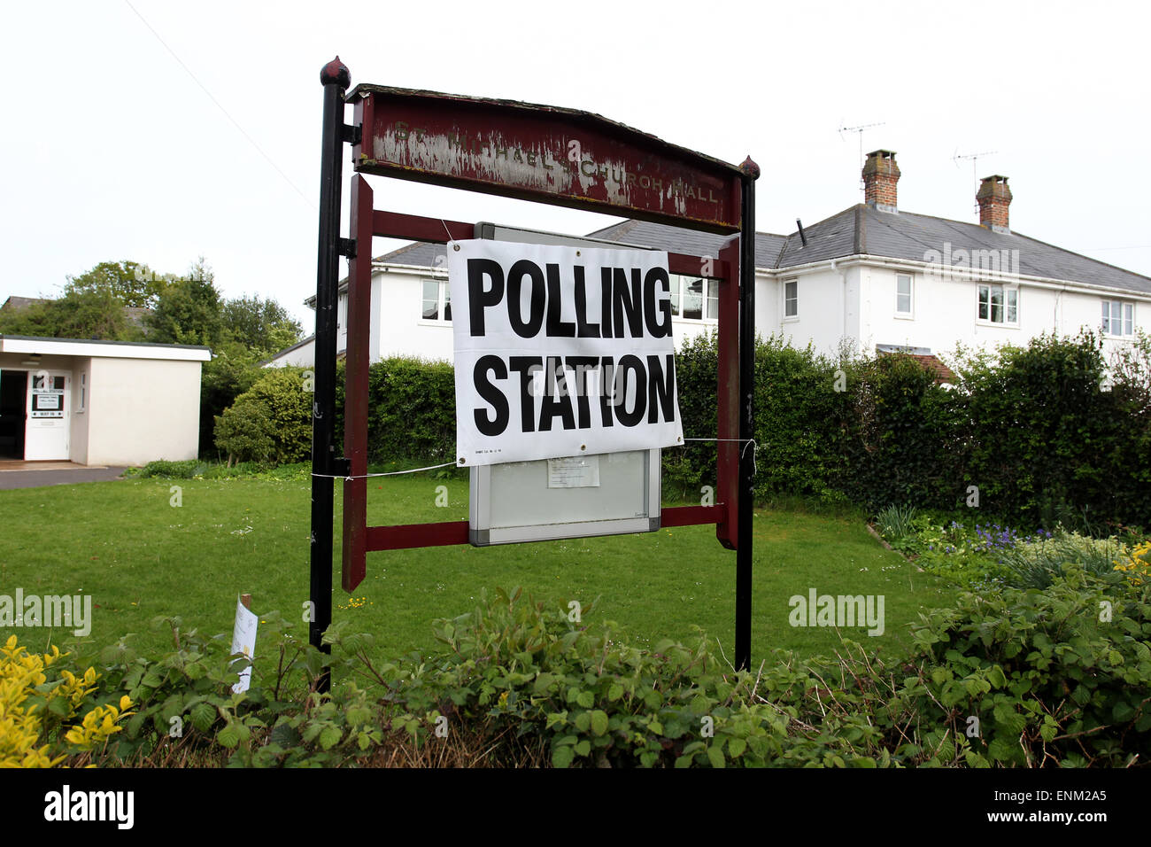 Wahllokal melden Sie außen St Michaels Kirche Hall in Chichester, West Sussex, UK. Stockfoto