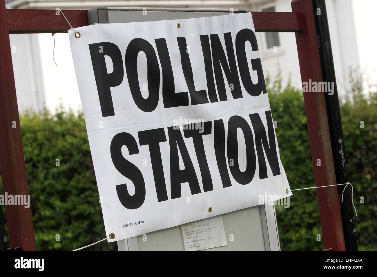 Wahllokal melden Sie außen St Michaels Kirche Hall in Chichester, West Sussex, UK. Stockfoto
