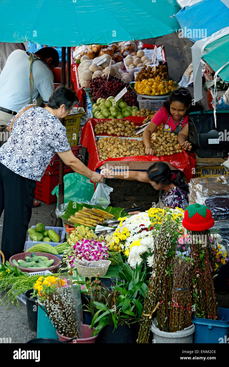Blühen Sie und produzieren Sie Stände, Warorot Markt, Chiang Mai, Thailand Stockfoto