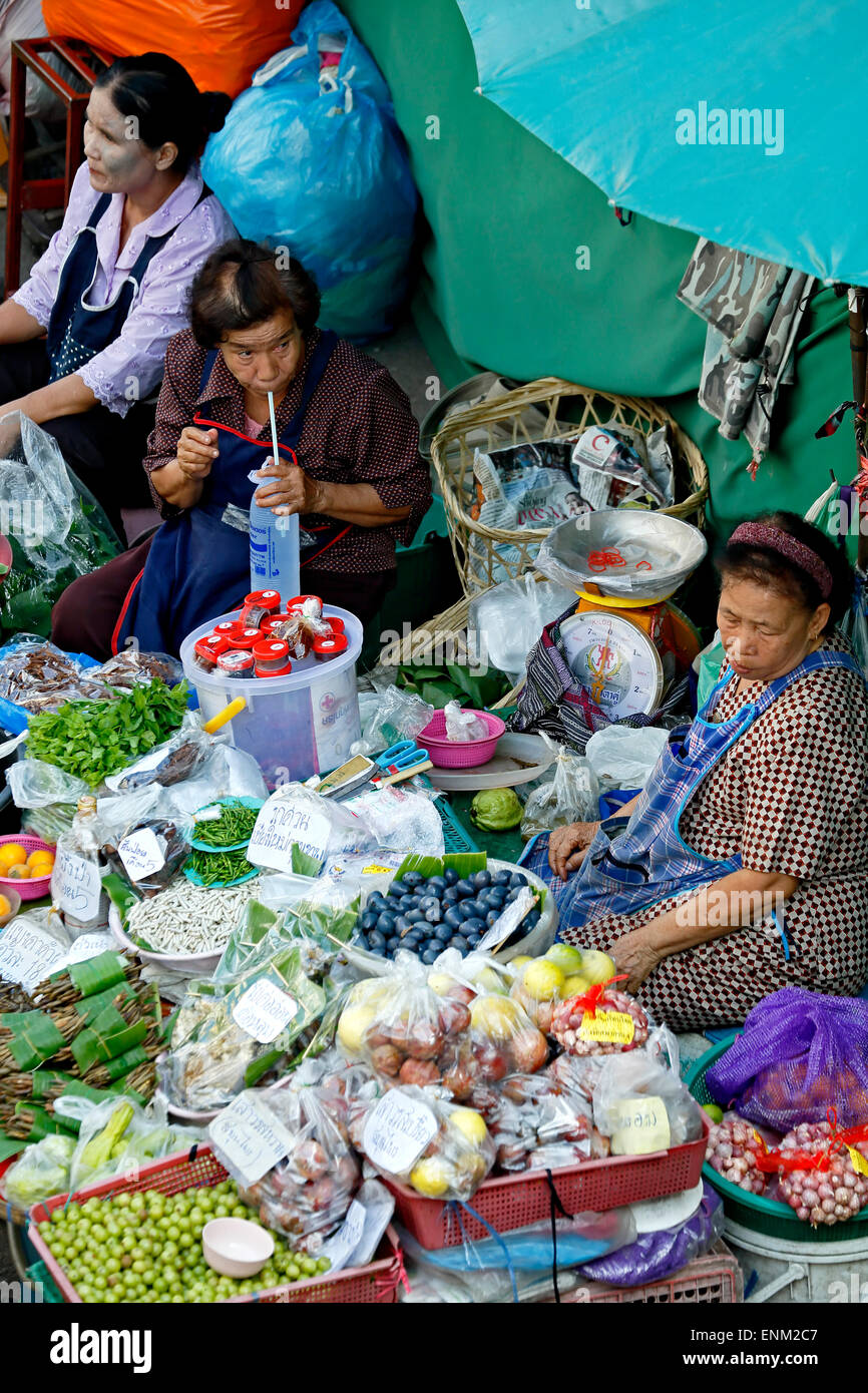 Frauen verkaufen Gemüse, Warorot Markt, Chiang Mai, Thailand Stockfoto
