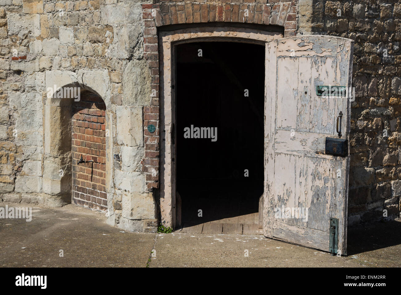 Alte Tür bei Upnor Castle, Kent Stockfoto