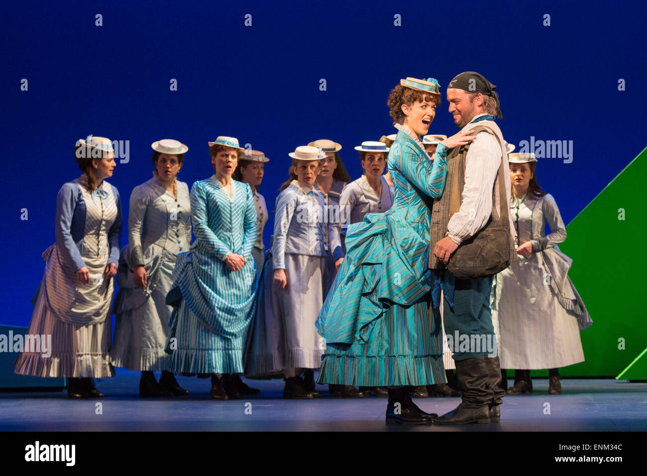 London, UK. 7. Mai 2015. Claudia Boyle als Mabel und Robert Murray als Frederic. Generalprobe der Gilbert und Sullivan komische Oper "The Pirates of Penzance" im Londoner Coliseum. Preisgekrönter Regisseur Mike Leigh macht seine Opern-Regie-Debüt mit The Pirates of Penzance. Die ENO-Produktion öffnet am Londoner Coliseum am 9. Mai 2015 und läuft für 14 Produktionen bis 27. Juni 2015. Die English National Opera-Produktion wird von David Parry durchgeführt. Darsteller: Andrew Shore als Generalmajor Stanley, Joshua Bloom als Piratenkönig Alexander Robin Baker als Samuel, Robert Murray als Frederic, th Stockfoto