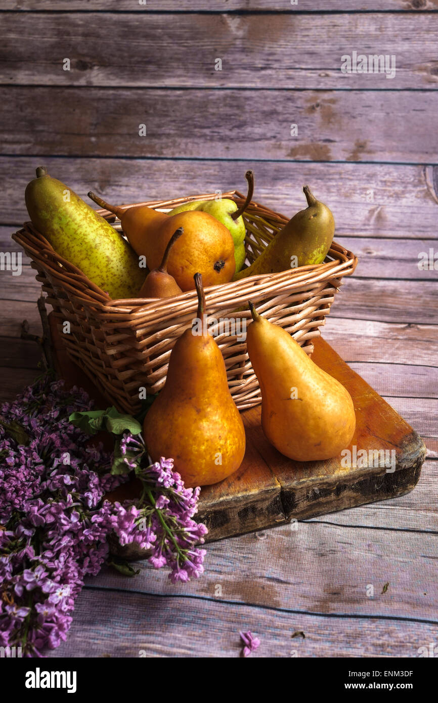 Verschiedene Früchte auf Vintage-Hintergrund Stockfoto