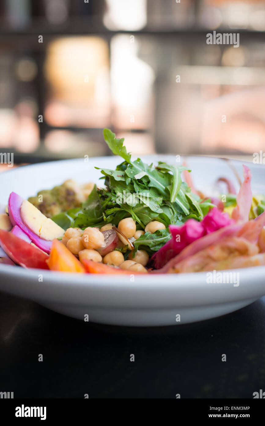 Mediterraner Salat aus Rucola, Ei, Garbanzo Bohnen und eingelegtes Gemüse Stockfoto