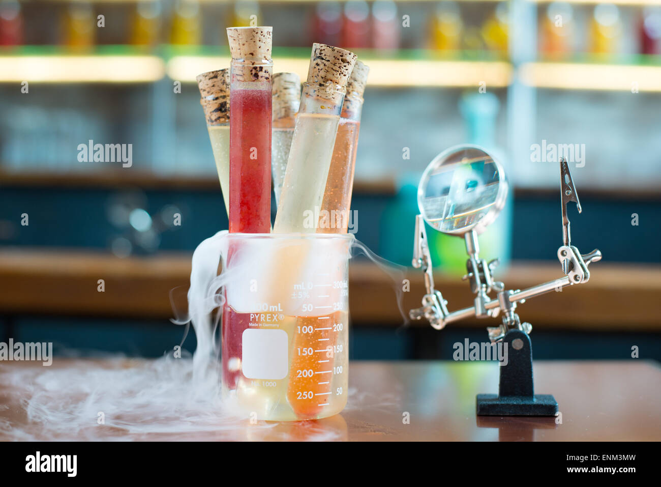 Glas-Reagenzgläser mehrfarbige Champagner Sorten im Becher von Trockeneis Stockfoto