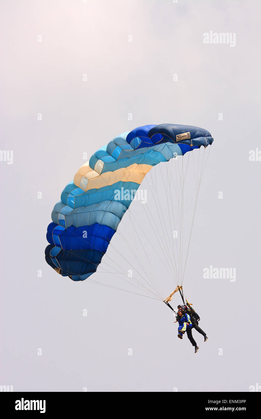 Fallschirmspringer landen Stockfoto