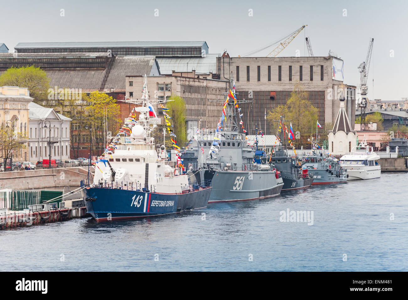 Sankt-Petersburg, Russland-7. Mai 2015: Kriegsschiffe steht auf der Newa in Erwartung der Militärparade der Seestreitkräfte Stockfoto