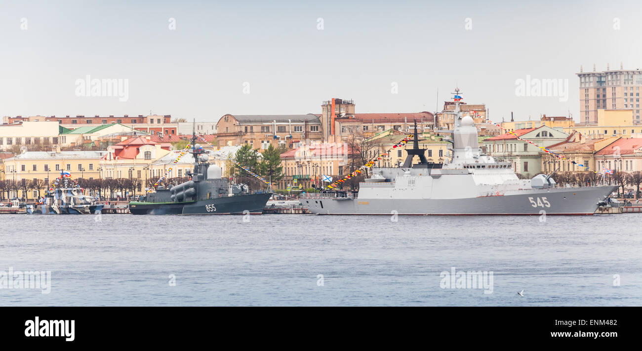 Sankt-Petersburg, Russland-7. Mai 2015: Kriegsschiffe steht auf der Newa in Erwartung der Militärparade der Seestreitkräfte Stockfoto