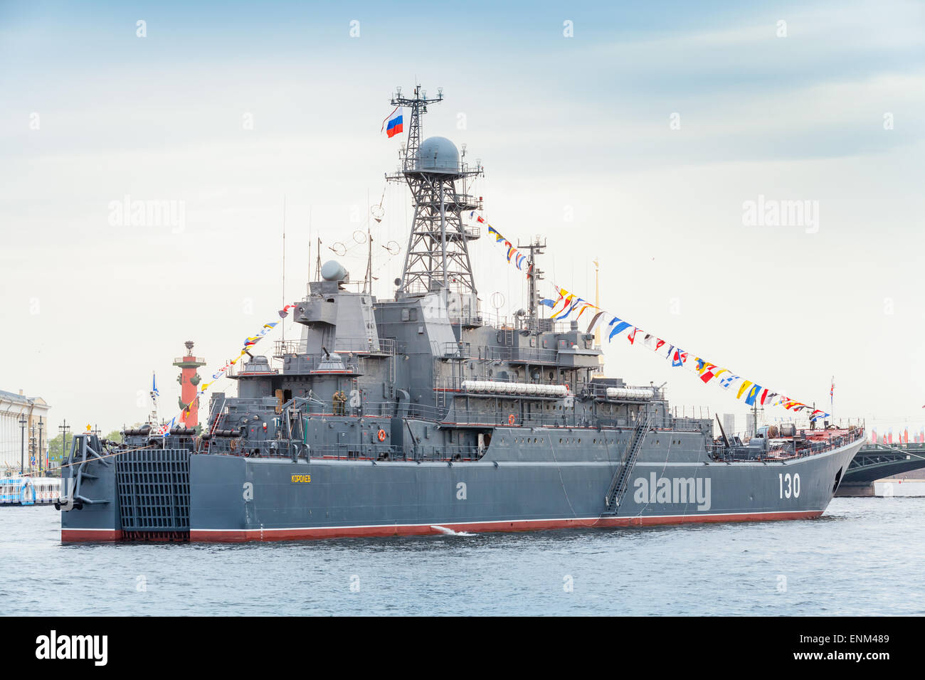 Sankt-Petersburg, Russland-7. Mai 2015: Kriegsschiff auf der Newa in Erwartung der Militärparade der Seestreitkräfte. Ropuch Stockfoto