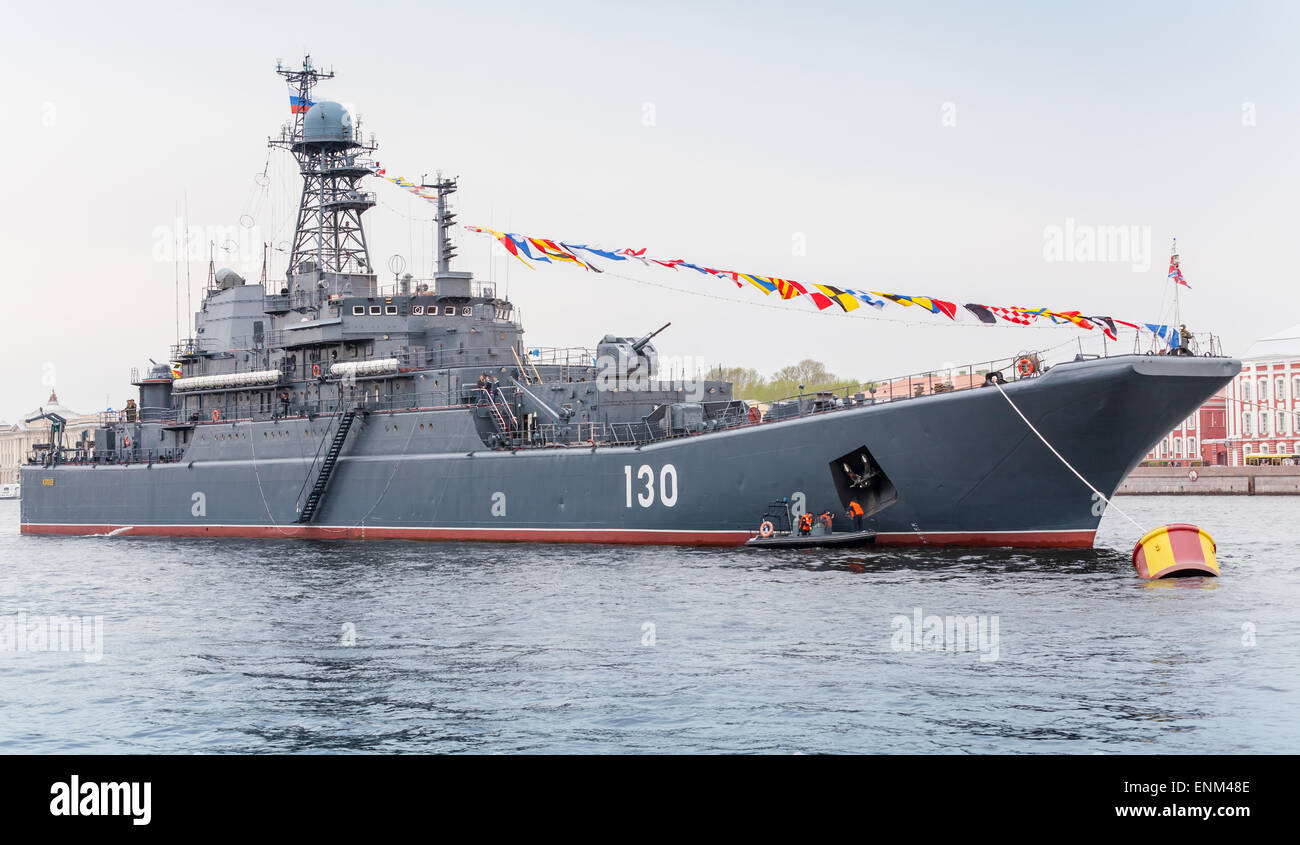 Sankt-Petersburg, Russland-7. Mai 2015: Kriegsschiff auf der Newa in Erwartung der Militärparade der Seestreitkräfte Stockfoto